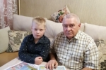 Владимир Николаевич Горбачев, старший научный сотрудник КГБУ НИИ «Региональных медико-экологических проблем», вместе с внуком Богданом присоединяются к флешмобу #МояПриродаАлтая!
– «С газетой встаю, с газетой спать ложусь». Круг читателей большой, каждый в моей семье ее читает и находит материал на свой вкус и свои интересы. Среди друзей я являюсь распространителем газеты, ждут, спрашивают, с удовольствием читают, – говорит Владимир Николаевич.